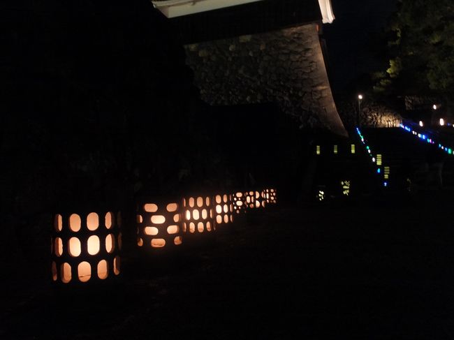 今年も始まりました、松江水燈路。今回は10月丸々1か月燈籠を置いて松江城をライトアップする施行。週末はいつものように出店が出ています。