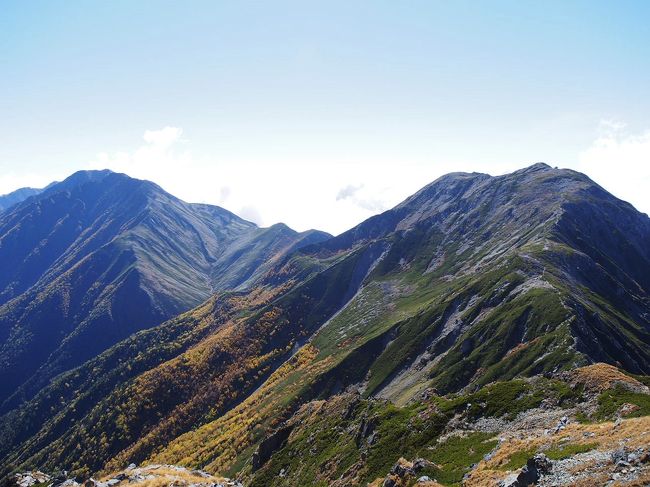 秋の南アルプス/椹島～荒川三山～赤石岳周回　☆①樹林帯をひたすら登る　(*´Д`)ﾊｧﾊｧ<br /><br />http://4travel.jp/traveler/tomhig/album/10819933/<br /><br />の続き。<br />前編では荒川三山の稜線の端の千枚岳（2,880m）に到着した時点まで。<br />今回は千枚岳～悪沢岳～荒川中岳～荒川小屋の写真をUP。<br />雲一つ無い秋晴れで最高の眺めだった。