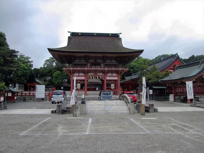  今回は愛知県中でも西方に位置し目と鼻の先に三重県がある津島神社へ<br />向かいました。<br />この方面は用水路が多く、海抜0m未満のため堤防が高く盛られ橋を渡る<br />度に坂をがあり先行きが憂鬱なのです。<br /><br />今回からはサイクルコンピューター,サドルバッグ,空気入れの3つの旅の<br />相棒が増ました。<br />サイクルコンピューターは現在の走行速度や走行距離、走行時間などが<br />表示されます。<br />今までは帰宅後にいちいちキョリ測サイトで測っていましたが、これだと<br />一目瞭然でその日の走行距離が分かります。<br />また、サドルバックは透明なiphoneケースが正面にあり、愛用のipodを<br />入れたまま操作でき、音楽の選択やナビの操作などかなり便利になります。<br />さて、まずは早起きして購入したアイテムをケッタに取付けます。<br /><br />せっけく早起きしたのにアイテムの取付に手こずり出発はトホホのAM8:30。<br />いつもより一時間程遅れ気味…<br />まずは、西へ向かうため矢田川の堤にあるサイクリングロードに出ます。<br />第一チェックポイントはサイクリングロードが途切れる自宅から約7.5kmの<br />三階橋付近。<br />ここは以前堀川の源流を訪ねた際の起点ですが、今回も沿って走る予定の<br />庄内用水の起点でもあります。<br /><br />堤防から三階橋を渡り庄内用水へ出てここから約8km用水の側道を南へ<br />下っていきます。<br /><br />流れは前日の大雨で流水は濁り水量はかなり多めのようです。<br />細い用水路のため交差する道路も多く交差点の度に「止まれ」の標識があり<br />その度にスタートダッシュか繰り返され膝に負担が掛かります…<br />また、途中中央分離帯のある幹線道路もいくつかあり信号交差点や歩道橋への迂回を余儀なくされます。<br /><br />中村区の豊公橋と萱津橋で庄内川と新川を渡り、名古屋の西隣にある街<br />あま市甚目寺町へと入りました。<br />あまりの歩道の整備の悪さで幹線道路を避け脇道に入ると、そこは都会とは異空間の世界で稲穂が風に揺れるのどかな風景が広がり、子供の頃かいだ<br />何とも言えないあぜ道の匂いが漂い一瞬幼い記憶がよみがえります。<br /><br />この付近は海抜の低い田園地帯で割と大きな河川も点在し用水路が縦横無尽に交差する水路があるので水路沿いに進みたい私は方向がつかめず非常に走りづらく、何度か橋の無い突き当りに迷い込み無駄な距離を走らされた挙句に結局幹線道路に戻る事となりました<br /><br />あま市に入ったり大治町に入ったりしながらようやくあま市七宝町に入りました。写真を見ると歩道の整備の悪さが理解できると思います。<br /><br />通過時刻は写真スタンプより10:18、自宅から約25Km地点です。<br />どうやらサイクルコンピューターの設定を間違ったようで走行距離が17.1と出ています。<br />初期設定はヤードになっているようで速度表示もおかしかったので早速メートルに再設定し再出発です。<br />ここまでルートの選択ミスが多くかなりのルートロスをしているようで既に<br />到着予定時刻を過ぎようとしています。<br />ロスを抑えるため仕方なく再度幹線道路の佐屋街道へ出て西へ、そろそろお昼も近くなりお腹が空いてきました。<br />道沿いには「名古屋で一番安い250円のお弁当」と書かれた「スーパーアブヤス」の看板が見え、その向こうには「タコ焼き1皿150円」等そそる看板ばかり目につきます。<br /><br />やっと津島神社手前の天王川公園の到着です。<br />この天皇川公園では7月には天王祭りが盛大に行われたくさんの人が訪れることで有名です。<br />私は津島神社の門前にある公園なので由緒正しき所なのだと思っていましたが、開園は大正時代で津島神社とはあまり関係ないのかも知れませんね。<br />お祭り用でしょうか、路肩に木造船が積んでありました。<br /><br />天王川公園から5分と掛からず目と鼻の先にある津島神社です。<br />到着はAM11:10で予定より40分程遅れてしまいました。<br />走行距離は往路最長記録の38km(ロス込)<br /><br />写真では分かりにくいですが津島神社は結構迫力があります。<br />参拝してお守りをいただき帰路につこうとケッタにまたがると空から雨が…<br />空は明るいので大降りは無いだろうとペダルを漕ぎ始めると程無くして大粒の雨粒が大量に落ちてきました。すぐ近くに神社があったので境内を拝借し雨宿り。<br />15分程で納まったので、お礼かたがたお賽銭を入れて柏手をパンパンと2つし再び出発。<br />帰路は名鉄津島線に沿って走り甚目寺観音に向かいます。<br />線路に沿って行こうと思うのですが、往路と同じようになかなかすんなりとは行かず結局は線路に沿った街道の歩道を走ったりしなければなりません。<br />先程の大雨の影響で水たまりもあり一層走りにくくなっています…<br />青塚と言う駅までは幹線道路や路地をジグザグに通り青塚駅近くで線路沿いの津島街道と書かれたいかにも街道と言う感じの道へ出てを東へ走ります。<br />やっと走りやすくなったと思った途端でした、次の駅”木田”あたりで再び大雨に<br />襲われ一旦街道沿いの店先で雨宿りです。<br />びしょ濡れの体をタオルで拭き、メールの処理をしながら雨が納まるのを待ちます。<br />ここでも15分程で雨は上がり、再出発！<br />七宝駅を過ぎ街道は大きく右へ湾曲し踏切で線路を超え、日光側の支流、福田川を<br />渡り国道302号を超えるとその先は中継地点の甚目寺観音。<br />甚目寺観音の到着はPM0:30でお腹がかなり空いてきました。<br /><br />ここ甚目寺観音は津島神社とは違いお寺さんです。<br />公式サイトがありましたので詳しくは此方でご覧いただくとして、本堂以外の建造物も<br />目を引きました。<br /><br /><br />今調べて知りましたが、南門他数点の国指定重要文化財があったのですね。<br />しまった、お腹が空いていたのと雨も降っていたので手を合わせただけで<br />足早に去ってきてしまいましたが写真撮っておくべきでした。<br />ここまで津島神社より13km、これより往路でも通過した萱津橋と豊公橋を渡り<br />庄内用水沿いを中村区・西区・北区を通り帰りました。<br />帰路の走行距離は34.4kmで全行程72.4km(現在までの最高記録)<br /><br /><br />