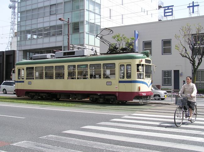 高知県を走る路面電車は土佐電気鉄道株式会社が運営する。明治36年（1903年）に設立され、翌明治37年（1904年）に開業した。地元では土電と呼ばれている。県外では土佐電鉄、また鉄道雑誌などでは土佐電と呼ばれることが多い。路線は御免町停留場（南国市）から伊野停留場（伊野町）を結ぶ東西に伸びる路線（後免線・伊野線）と、交差するはりまや橋停留場（高知市）から北に高知駅前停留場、南に桟橋通五丁目停留場へと分岐路線（桟橋線）がある。この3つの路線の総延長は25.3kmで、路面電車としては距離が長い。　高知市内の中心部に向かうのに乗車した。土曜日ということもあって、近隣から高知市の繁華街に出かける私服の女子中学生たちや買い物に出かけるおばさんたちも乗り込んでくる。しかし、車内は、同じ四国の松山を走る伊予鉄の路面電車よりは遥かににのんびりとした雰囲気だ。南国土佐というだけあってのんびしているのが似つかわしいと思った。（表紙写真は土佐電の路面電車）