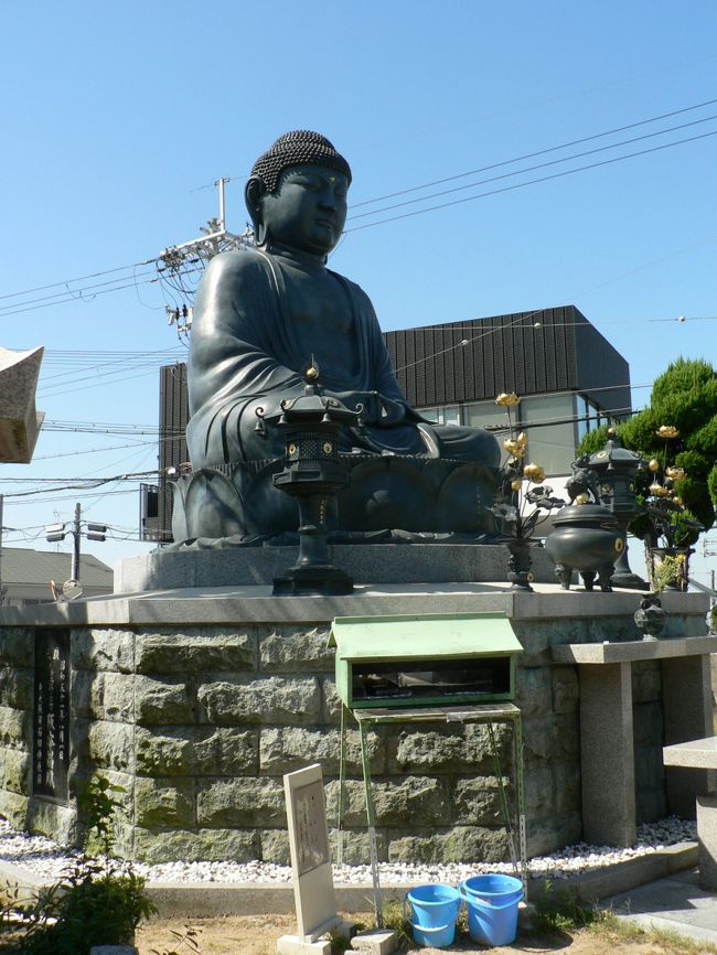 石切大仏（いしきりだいぶつ）は大阪府東大阪市の石切神社参道にある高さ６ｍの自称・日本三番目の大仏で石切山大仏寺本尊で阪本昌胤氏が１９８０年建立。<br />阪本昌胤氏は赤まむし、マムシゲン、マムシグロンなどの精力剤・ドリンク剤で知られる１９１４年に東大阪市石切町に創設したサカンポー株式会社の四代目当主。 <br />阪本昌胤氏は交通事故防止のため時価１億円の土地を東大阪市に寄付したとのことで自身の功績を石切大仏とともに記しておきたかったようだ。<br />インターチェンジは複数の道路が交差する箇所で立体的に接続する施設でジャンクションは異なる方向に進もうとする車両を制御し交通事故を最小限にする施設とのことだがいろんな方向に進もうとする自動車をスムースに仕分けする場所だ。<br />東大阪インターチェンジ、東大阪ジャンクションは、阪神高速１３号東大阪線と近畿自動車道の交差分岐点で上部から見た姿は現代の機能美といえる見事なものだ。<br />（写真は石切大仏）<br />