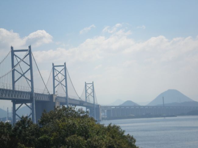 ﾏｲｶｰで、岡山、倉敷に行き一泊した後、瀬戸大橋を渡って、<br />香川県、与島に行きました。<br />岡山、早島ｲﾝﾀｰから高速に乗り、途中のｻｰﾋﾞｽｴﾘｱでもある与島に寄りました。<br />瀬戸大橋も周りの景色も眺められて、<br />展望台、ﾚｽﾄﾗﾝもあります。<br />讃岐うどん屋さんがありましたので、<br />おろしうどんの冷たいのを頂きました。<br />10月に入りましたが、29℃でしたので…。<br />暖かいうどんは、自分でつゆを入れるのですが、<br />冷たいのは、専用のお醤油が付いてきます。<br />お味は美味でした。<br />瀬戸内海の風景は、滅多に観られないので、一人でふらふらしながら、<br />景色を楽しんでいました。<br />与島でＵターンする事も出来るように、高速の出入り口がありました。