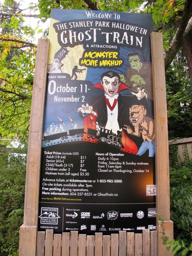 この時期恒例のハロウィン幽霊列車（Halloween Ghost Train）に乗ってきました。<br /><br />スタンレー公園（Stanley Park）の先住民の文化を紹介する場所が、この時期だけハロウィン仕様になります。この列車では、ドラキュラ、狼男、フランケンシュタイン、ジギルとハイド、オペラ座の怪人、ゾンビ、ミイラ（マミー）が出てきました。<br /><br />欧米の幽霊（ゴースト）は、日本の幽霊とは全然違いますね。<br />大きな違いは４点あります。<br />1) 欧米は男性が多いのに対し、日本は女性が多い。<br />2) 欧米ははっきり形があるのに対し、日本はぼやけている。<br />3) 欧米は誰でも襲うのに対し、日本は恨みのある人だけを襲う。<br />4) 欧米は肉体的攻撃をするのに対し、日本は精神的攻撃をする。<br /><br />文化的・宗教的な背景の違いがわかって、面白いです。<br /><br />■ スタンレー公園 訪問歴 ■<br />★1回目） 秋： ハロウィン幽霊列車<br />http://4travel.jp/travelogue/10821005<br />2回目） 春： 自転車でシーウォール1周<br />http://4travel.jp/travelogue/10876763<br />3回目）秋：  英霊記念日 日系人戦没者追悼式 ＆晩秋の散歩<br />http://4travel.jp/travelogue/10953558<br />4回目） 冬： クリスマス列車＆イルミネーション<br />http://4travel.jp/travelogue/10961790<br />5回目） 春： 満開の桜＆春の花々 → 黄昏のイングリッシュ・ベイ<br />http://4travel.jp/travelogue/10993561<br /><br />■ 関連記事 ■<br />総集編： バンクーバーの祭り （フェスティバル, イベント） 一覧<br />http://4travel.jp/travelogue/10824875