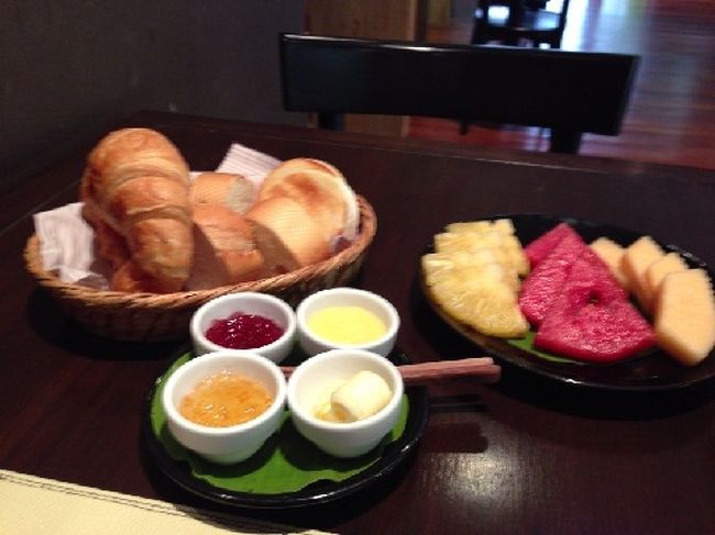 旅も終盤に差し掛かり、そろそろタイっぽくないものも食べに行ってみることに。<br />「Crepes&co.」は日本でも食べられそうなクレープ屋さんだが、ここはほんとにおいしくて雰囲気もよくておすすめ。<br />チットロムは明らかに他の駅とは違う高級感漂う街だっただけに、その後行った中華街のディープさに頭がついて行けず。。。