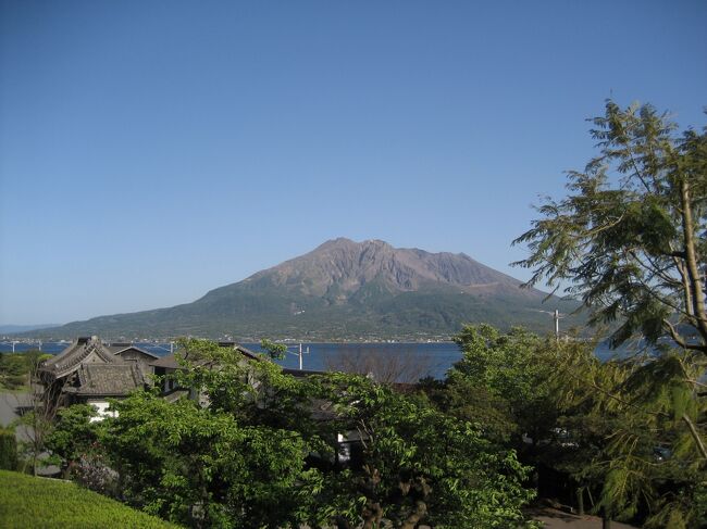 当時勤務していた会社の社員旅行で鹿児島へ行きました。<br /><br />写真はあまりありませんが、わたしが作成し、参加した社員に配った「旅行のしおり」が出てきたので、どんな旅をしていたのか振り返ってみました。<br /><br />この前年にNHK大河ドラマ「篤姫」が放映されていたので、篤姫ゆかりの地などを訪れていたようです。<br /><br /><1日目><br /><br />午前 伊丹→鹿児島<br /> 総勢100名を超えていたので、2便に分けて鹿児島へ<br /><br />昼食 黒川紀章設計の「ホテル京セラ」にてバイキング<br /> http://h-kyocera.co.jp/<br /><br />午後 霧島神宮<br /> http://www.kirishimajingu.or.jp/index.html<br /><br /> 仙厳園・尚古集成館<br /> http://www.senganen.jp/<br /> http://www.shuseikan.jp/<br /><br />宿泊 城山観光ホテル<br /> http://www.shiroyama-g.co.jp/<br /><br /><2日目><br /><br />午前 鶴丸城跡・黎明館<br /> http://www.pref.kagoshima.jp/reimeikan/<br /><br /> 西郷南洲顕彰館<br /> http://www.saigou.jp/<br /><br />昼食 「石原荘」黒豚しゃぶしゃぶ<br /> http://www.saigou.jp/<br /><br />午後 指宿今和泉(篤姫ゆかりの地)<br /> 開聞岳・池田湖<br /> 薩摩伝承館<br /> http://www.satsuma-denshokan.com/den/index.php?id=1<br /><br />宿泊 指宿白水館<br /> http://www.hakusuikan.co.jp/<br /><br /><3日目><br /><br />午前 知覧特攻平和会館<br /> http://www.chiran-tokkou.jp/<br /><br /> 武家屋敷<br /><br />昼食 「まん天」黒毛和牛焼き肉<br /><br />午後 維新ふるさと館<br /> http://www.ishinfurusatokan.info/<br /><br /> 鹿児島→伊丹<br /> <br />