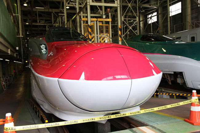 第28回新幹線車両基地公開 (2013)<br />ＪＲ東日本新幹線総合車両センター（宮城県利府町）で開催されました（残念ながらこの日一日だけの新幹線車両基地公開なのです）<br />テーマは「夢と希望の新幹線 感謝の気持ちでおもてなし」です。<br /><br />主な内容は◎ 新幹線車両メンテナンス作業実演コーナー ◎ ミニ新幹線 ◎ 体験列車（新幹線電車で車両基地構内を３０分程度、体験乗車）等です<br /><br />昨年からなのでしょうか？イベントの名称が「新幹線車両基地まつり」から「 新幹線車両基地公開 」に変ってましたね<br /><br />※入場方法※<br />◎ 列車でお越しください。(最寄駅:JR東北本線 新利府駅下車)<br />◎ 場内及び基地周辺に駐車場がないため、自動車でのご来場はできません。(PRコーナーを 含みます)<br />◎ 会場入り口付近が狭くなっておりますので、混雑緩和のため入場制限をする場合があります<br /><br />2011年は「東日本大震災」の影響により、中止となりました。<br /><br />☆----------sintabiの4トラ関連です----------★<br /><br />◎【スーパーこまち】で仙台出発【リゾート しらかみ くまげら】で 五能線を行く旅 秋田県から青森県へ http://4travel.jp/traveler/sin_tabi/album/10791916/<br />◎秋田新幹線--　E6系 「スーパーこまち」を撮る パート２--☆　 http://4travel.jp/traveler/sin_tabi/album/10796796/ <br />◎はやぶさ(E5系）と スーパーこまち(E6系） 新幹線切り離し作業　盛岡駅　岩手県 http://4travel.jp/traveler/sin_tabi/album/10792075/<br /><br />◎第26回 新幹線車両基地まつり 【 『Ｅ５系 はやぶさ』 初めての一般公開 】2010<br />http://4travel.jp/traveler/sin_tabi/album/10482115/<br /><br />◎「第25回新幹線車両基地まつり」2009ですhttp://4travel.jp/traveler/sin_tabi/album/10406186/ 