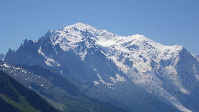 Grands Montets展望台 &amp; Glacier d&#39;Argentièreから下りたのが、午後1時。時間は十分あったので、Col de Balmeに行ってみることにしました。1度も訪れたことのない場所でしたので、後日ハイキングの下調べのつもりで。数多のガイドブックで紹介されていますし、フォートラの諸先輩方も多数、訪れておられる場所ですから、ここは温泉スイスも行かないといけません。<br />噂にたがわぬ、良いところでした。少しシャモニーから離れますから、モンブランも遠からず近からずといった感じで、ちょうど良いサイズ感を味わえますね。<br /><br />本格的な歩きは別の日に取っておいて、この日はとりあえず、Balme小屋まで行き、周りの景色をゆっくり見まわしてきました。