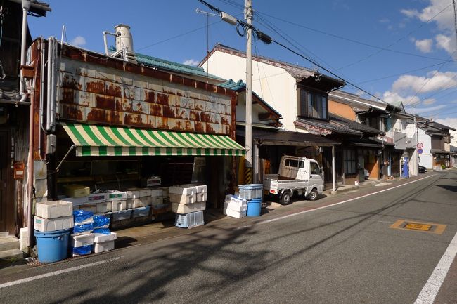 自宅よりかなり近く便利な由比駅から蒲原駅の間を一人きままにウォーキングした。<br />約5Km。道沿いに歩けば、ゆっくり歩いても1時間の距離である。<br />また、家からの最寄り駅からも近く、安価なウォーキングなので2〜3回あるいてはいるが、今回は記録として旅行記に纏めた。<br />