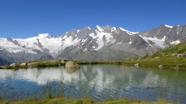 今回の旅行も大詰め。最大の目的だった、Kreuzboden~Gsponのハイキング。フォートラの諸先輩方や他サイトでもお薦めされたコースです。始めは後半にミシャベルが見えてくるように、Gsponスタートも考えていたのですが、Gspon(1,863m)~Kreuzboden(2,397m)ということで、登りの嫌いな温泉スイス夫婦は、あっさりKreuzbodenスタートを選択しました(^_^;)。でも、最近はこの程度であれば、がんばれますけどね??<br /><br />この日も良い天気に恵まれ、と言うか、今回の旅行中でも最高潮と言えるほどのピーカンでしたので、前々回の旅行記にアップしましたように、Hohsaasへ寄ってから歩き始めました。そんなこともあり、17時過ぎまで歩くロングハイクになりました。コース自体は、眺めも良く、整備もされています。お薦め通りの素晴らしい体験でした。