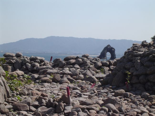 朝鮮通信使として来日した申維翰(シンユハン)が『海游録』に「余が航海して以来初めて見る神仙境である」と記しているのが、この相島です。江戸時代、徳川将軍の代替わりごとに、朝鮮国王の国書を携えた通信使が日本を訪れました。通信使の来日は12回ですが、その都度、相島にて宿泊することになっていました。(ただし、最後の通信使は対馬に来たのみ)。 通信使の相島滞在毎に、福岡の黒田藩によって、約1,5000平米に及ぶ客館が建てられました。客館では、貝原益軒・亀井南冥ら博多の文人と通信使一行による詩文の交流が行われたりしました。通信使が島を離れれば、客館は壊されたにで、残念ながら、その跡は全く残っていません。