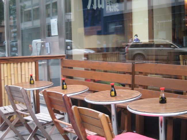 お天気はイマイチ、ですが、ストックホルムの街をぶらぶらお散歩&ショッピングです。<br /><br />写真は日本食レストランのテラス席。「オシャレ」と実用を兼ねて、「お醤油」がディスプレイしてあります。まあ、日本である種のレストランでタバスコやハインツのケチャップがフューチャーされているようなものでしょうか。ははは