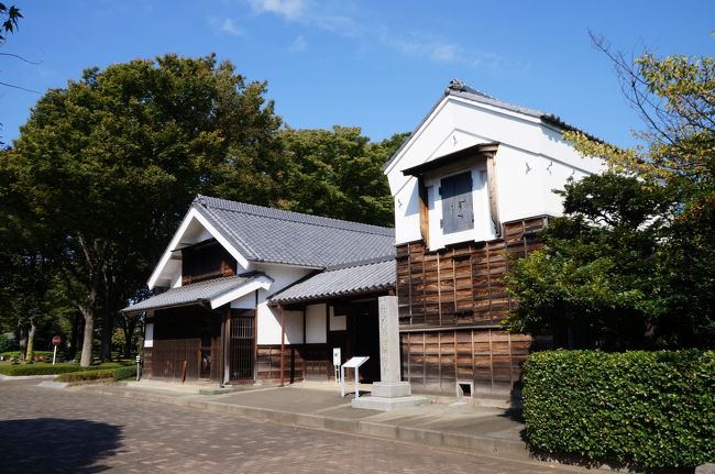 府中市内に実際に建っていた古い町役場や郵便局、小学校などの公共建物や、宿場町にあった町家や商家、茅葺き屋根の農家などの歴史的に価値ある建造物を移築復元し、公開している公園があることを、ここ4トラで見つけて3連休の最終日に行ってきました。<br />