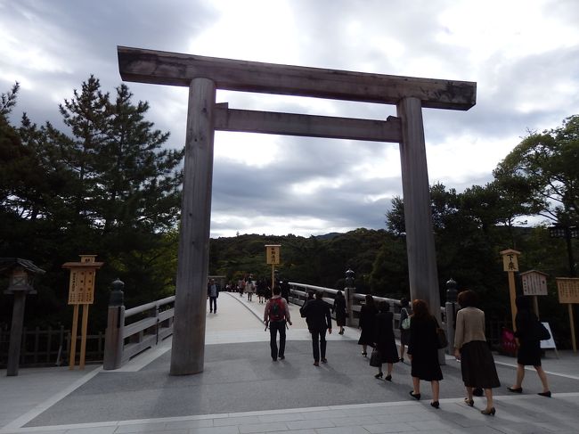 ♂２人旅、第９弾！<br />今回の目的地は、徳島の祖谷渓。<br />崖の上に立つ小便小僧を見てみたいと思ったんで。<br />その前に、前から行ってみたかった伊勢神宮に寄り道。<br />１日目の宿は、今回の目的地の祖谷渓と同じ秘境繋がりで和歌山の龍神温泉に。<br />何だか今回は秘境ツアーな感じ♪<br /><br />◆旅跡（タビアト）◆<br />★１日目（2013/9/27）：南草津～伊勢神宮～鳥羽～龍神温泉<br />□２日目（2013/9/28）：龍神温泉～和歌山市～徳島～祖谷渓<br />□３日目（2013/9/29）：祖谷渓～善通寺～岡山～大阪<br /><br />１日目は、早朝に南草津をスタート！<br />途中、ＳＡで朝ご飯を食べたりしながら、３時間弱で伊勢神宮に到着。<br />伊勢神宮を軽く散策して、懐かしの地鳥羽で昼ご飯。<br />そこから、４時間以上掛けて和歌山の秘境龍神温泉へ。