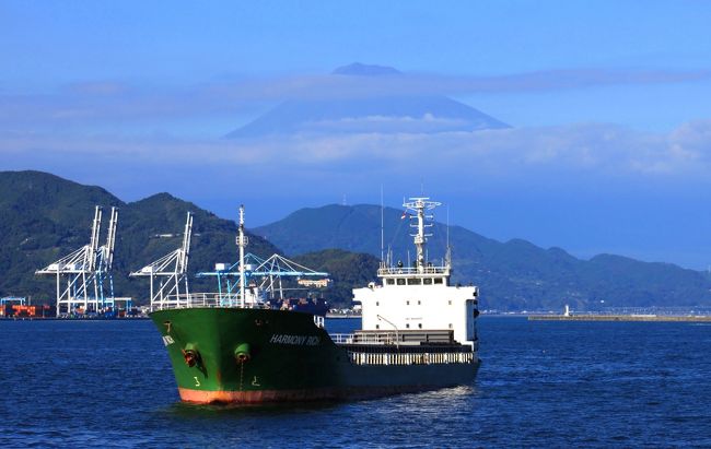 クラブツーリズムの日帰りバスツアーで富士山を見に行ってみた。<br />・静岡大茶園　茶畑をバックに富士山を眺望<br />　茶畑から富士山の写真を見て<br />　いいかも〜ってこれ一点に惹かれたんだけど<br />　やられました...<br />　お土産屋さんで20分程の休憩<br />　お天気良すぎで気温が上がり富士山は霞んで影も形もない<br />　それ以前に茶畑は周りにあったけど<br />　そこから見えるはずの富士山ははるか彼方に見えるらしい...<br />　テンション下がった〜〜〜<br /><br />・本場焼津でランチ〜大トロ、ウニ、いくらなど新鮮なネタ...<br />　安いツアーだし、期待してなかったけど...<br />　<br />・清水港〜富士山眺望クルージング15分程<br />　やっと見えたよ！富士山♪　霞んでるけど<br /><br />・日本平〜富士山の裾まで望む眺望名所<br />　霞んで空と同化しそうな富士山だったけど<br /><br />寿司ランチ、お茶ティーバッグ詰め放題<br />干物詰め放題、マグロの珍味詰め放題<br />あと富士山にちなんだお土産色々<br />ジャスト１万円〜　<br />交通費だけを考えてもやっぱりお安いか〜<br />15分のクルージングで<br />船上からの撮影はちょっと面白かったかな<br />