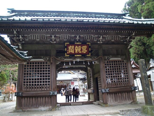 日蓮宗の宗祖日蓮聖人の足跡を辿ると富士山との関係が現れてくる。「文永6庚午(1269)、今年富士山に登り、その中腹に法華経を埋めて鎮国に擬す。後世経ヶ嶽と称するは是なりと伝ふ」(「日蓮聖人」(山川智応著))とあり、富士山登山道五合五勺にある経ヶ岳への富士埋納経のことが記されている。現在は鉄筋コンクリート造の八角堂常唱殿が建っている。また、河口湖にある六角堂は、今年、河口湖の湖面が下がり徒歩で渡れるようになり、話題になったが、これも富士山麓を訪れた日蓮聖人に帰依した村民が建てた法華堂の跡地に河口湖町が保存施設として建てたものである。<br /> 建長5年(1253年)、安房から鎌倉に入った日蓮聖人が松葉が谷に来て、初めて草庵を結んだ所とされる名越には3ヶ所の小庵跡が妙法寺、安国論寺、長勝寺境内の山麓か山中にあるが、いずれもその山の頂からは富士山が望める。<br /> 日蓮聖人が晩年に移り住み、日蓮宗の総本山になった身延山久遠寺も例外ではなく、身延山山頂の展望台は富士山が望める撮影スポットとして知られている。おそらくは、ダイヤモンド富士を撮りにやって来るカメラマンの殆どは日蓮宗信徒ではないであろう。<br /> なお、身延山奥之院思親閣のホームページには「奥之院の頂上は海抜1247メートルで標高1153メートル。」(http://www.kuonji.jp/okunoin/keidai/keidai.htm)、あるいは、「その身延山の山頂(標高1153メートル)に、奥之院思親閣があります。」(http://www.kuonji.jp/okunoin/index.htm)とも記載されている。地図を見ると「身延山1183m」と記載されている。「標高1183メートル」、「海抜1183メートル」が正しい。あるいは、「身延山(標高1183メートル)の山頂付近に建つ奥之院は標高1153メートルある。」の意かも知れない。信教の自由はあっても国土地理院の仕事を否定することは出来ないはずだ。単なる失笑を買うだけの誤記であろう。<br /> 日蓮聖人の終焉の地、池上本門寺からも富士山が望める。一昨日は日蓮聖人が富士山好きであると信徒の知人に話したら、昨日は池上本門寺参拝土産のくず餅を頂いた。<br /> このように、日蓮聖人を開山とする縁の寺々が富士山を望める場所に立地しているのは単なる偶然ではないであろう。日蓮聖人に富士山信仰があったからのことであろう。<br />(表紙写真は身延山奥之院思親閣)