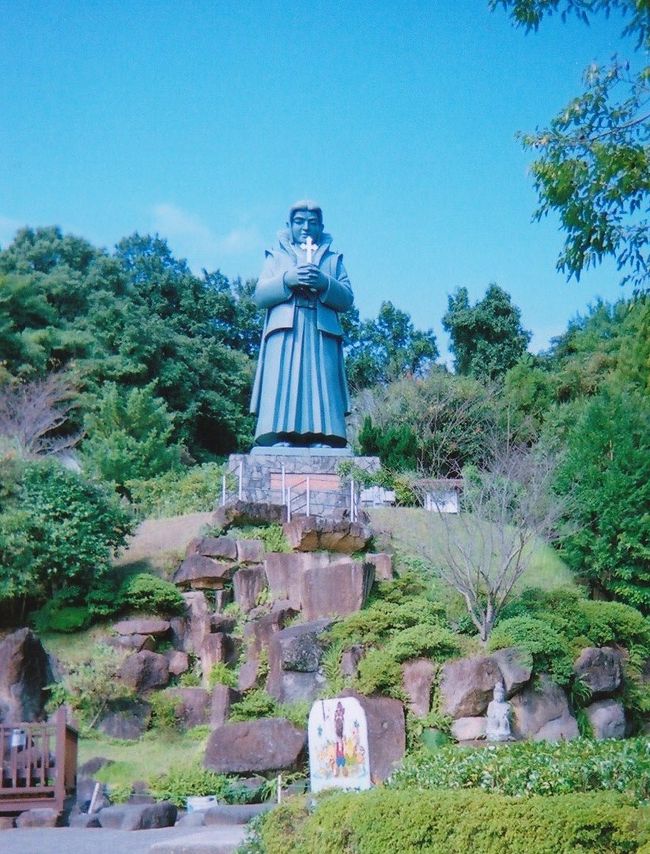 台風24号の接近に伴い、天草への2泊3日。。。ドライブの旅も<br />「晴れ男」の意に反して、曇天のなか度々のスコールの様な降雨<br /><br />憑いていない時は、どぅしょうもないロザリオの島天草でした<br />wifeが初日から岩場に転び 怪我はしなかったものの、デジカメが破損!<br />帰宅後(11日)に、さっそくPANASONIC最新機材を購入しました<br /><br />しかし、終わり良ければすべて良し! 海の幸や川の幸そして陸の幸を<br />満喫した旅でした。<br /><br />