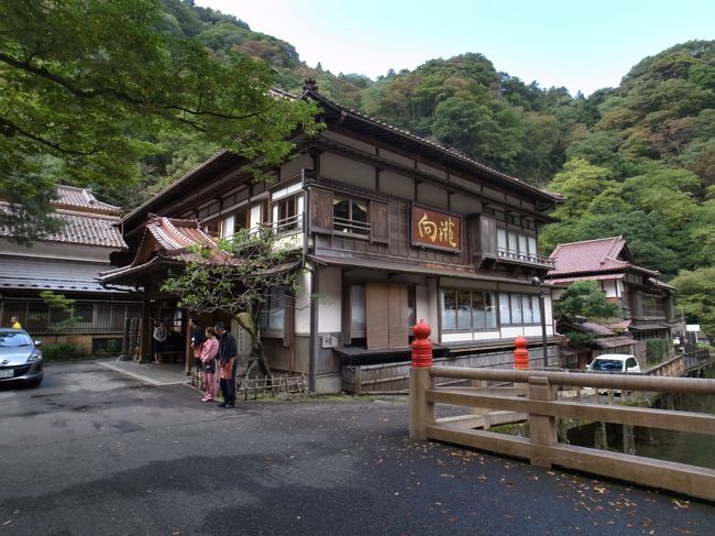 すばらしい温泉でした。最初に熱めの湯「きつねの湯」(湯がコンコンと湧き出るからか?)二湯目にヌル目の「さるの湯」に入りました。続けてはいると双方のお湯のよさが実感できます。友人たち6名での滞在でしたが、若干お酒も入りちょっとうるさかったかもしれません。しかし、お宿のスタッフの社員教育が行き届いているのかとても爽やかなスタッフの皆さんでした。料理も多すぎず少なすぎずでとても品のある料理に感じられました。我々50代後半にはちょうどよい量でした。本来このような古式ゆかしい木造旅館には大勢で宿泊するものではありません。せいぜい4名くらいかな。ほかの宿泊客の迷惑にならないように節度を持って、豊かな時間をすごしたいものですね。<br />(アクセスもとっても便利。会津若松市内から20分くらいですよ。)