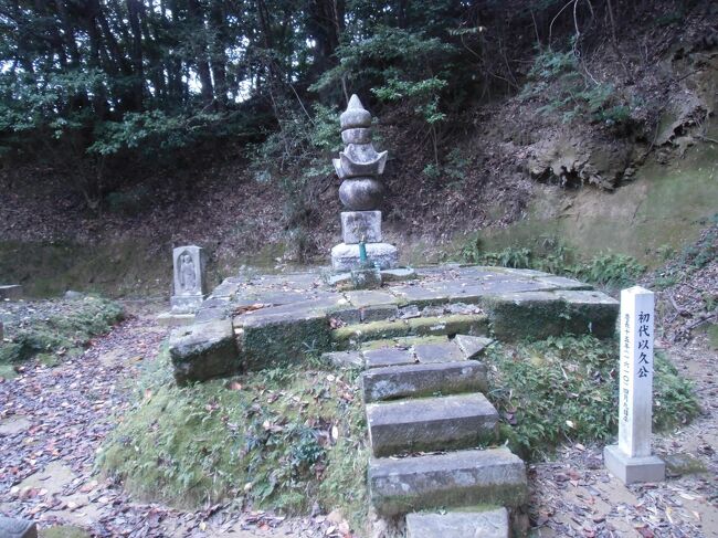 佐土原島津氏歴代藩主の菩提寺である高月院（こうげついん、宮崎県宮崎市佐土原町上田島）が佐土原城（松鶴館）の北西に建立されています。<br /><br />当寺の説明板によれば、慶長１５年（１６１０）佐土原島津藩初代以久（もちひさ）が京都伏見にて逝去、それまで京都在住以来大雲院の開山貞安上人の導きにより剃髪、浄土宗の戒めを受けていた事から上人の引導によって大雲院に葬られます。<br /><br />二代目藩主忠興（ただおき）は亡父の供養の為同上人を開山和尚として佐土原の現在地に寺院を建立、亡父の法号「高月院殿前典厩照誉宗怒居士」に因み「高月院」と命名し御廟所と仏間を設けて佐土原島津家の菩提寺とします。<br /><br />文化９年（１８１２）高月院は火災により全焼、寺院の古記物や宝物等はことごとく焼失しますが、藩の手によっていち早く再建されます。<br /><br />藩主を始めとする藩の崇敬は殊の外厚く、参勤交代には初代藩主に縁がある大雲院には必ず参詣する習わしとなっていたそうです。<br /><br /><br />２０２２年１１月８日追記<br /><br />境内の途中に「高月院の由来」と題する手書きの説明板があり、下記記述の<br />通りです。<br /><br /><br />『　高月院の由来<br /><br />宗派　浄土宗　　j本尊　阿弥陀如来　　名称　大池山青蓮寺高月院<br /><br />佐土原藩初代藩主以久公は、戦国騒乱の世を勇猛な武将として生き抜いてきた武人でした。晩年伏見に在住したとき、京都大雲院の開山、貞安上人の導きによって心の安定を得られた。のちに浄土宗円の成を受けて剃髪、「わが子孫永く大雲院の檀那となり、上人の遺法を護らしめん」と上人に約定されたといわれています。<br /><br />慶長１５年（１６１０）公は伏見で逝去され、上人の引導によって大雲院に葬られ「高月院殿前典厩照誉宗怒居士」と授与されました。<br /><br />二代忠興公は亡父供養のため上人を開山和尚として佐土原の現在地に寺院を建立、父の号をとって高月院と命名、御廟所と仏間を設け、佐土原島津家の菩提寺とされました。（開山貞安上人伝　高月院蔵より）<br /><br />初代公の約定はそのまま生かされ、当院と大雲院に対する藩の尊崇は非常に厚く、参勤の行き帰りには必ず参詣する習わしになっていました。<br /><br />文化９年（１８１２）当院は火災によって全焼、古記録や宝物を焼失したが、藩の手によって直ちに再建され、その壮大な姿は当院の絵図に残されています。<br /><br />明治の初め、廃仏の嵐の中で当院は「一宗派一寺院を残す」の令によって浄土宗の中心寺院として昔の面影のまま、被害を受けずに残り現代に至っています。<br /><br />　　　　　　　　　　　　　　　　佐　土　原　町<br />　　　　　　　　　　　　　　　　佐土原町教育委員会　』