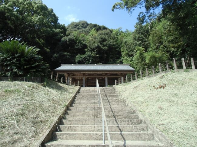 佐土原城の北側の敷地に隣接する佐土原神社（さどわらじんじゃ、宮崎県宮崎市佐土原町上田島）は、薩摩藩島津氏庶流である垂水家から当地に入部した佐土原藩島津氏を祀る神社です。　　　　　　　　　　　<br /><br />当該神社は境内の説明板では明治３４年当時佐土原藩十ケ町村といわれた都於郡・三納・三財・新田・富田・広瀬・住吉・那珂・佐土原・妻の旧藩民の手で社殿が建立され創建されます。<br /><br />御祭神は当然ながら薩摩島津氏の庶流薩摩垂水（さつまたるみず）家から入部した新生佐土原藩初代以久（もちひさ）から最終第十代忠寛（ただひろ）までの歴代の藩主が祀られています。<br /><br />幹線道路に面した階段を上ると鳥居が構えておりその敷地は広々とした境内となっています。<br /><br />更に奥に進むと２０段ほどの石段があり、その先に歴代藩主が祀られている拝殿及び本殿が控え、拝殿・本殿はいずれも簡略で素朴でいながら重厚な雰囲気を醸し出しています。