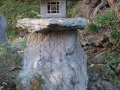 「やせ蛙　まけるな　一茶　これにあり」。岩松院をたずねる。