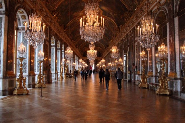 レンタカーでフランス一人旅　その7です。<br /><br />ランスのホテルをチェックインした後は、高速道路を使って、ベルサイユ宮殿へと向かいます。<br /><br />途中、アウトレットモールに立ち寄ったので、ベルサイユ宮殿に着いたのは昼過ぎでした。<br />幸いにも、宮殿前のコインパーキングに空きスペースがあったため、そこに車を止めてベルサイユ宮殿を見学しました。<br /><br />ヨーロッパの冬は日が沈むのが早いため、宮殿内を見学して出てきたころにはもう外は暗くなってきていました。<br />おかげで、夕暮れの美しい宮殿を見ることもできたので、結果オーライでした。