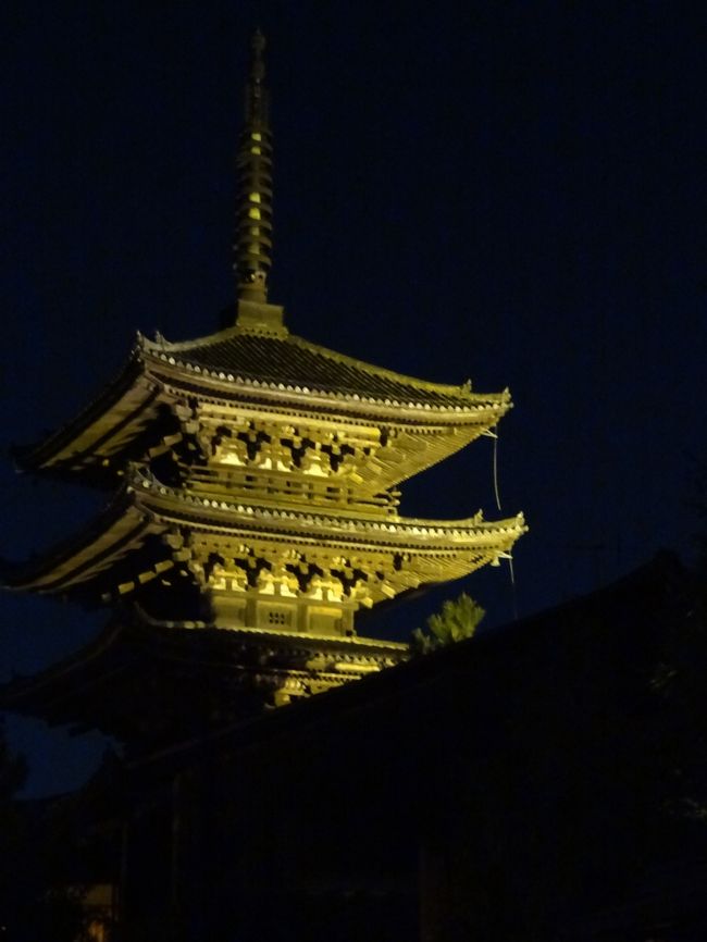 京都市観光協会さんが、『京の＊＊の旅』として、夏と冬に通常非公開の寺院などの特別公開を企画・実施されており、数年前から時折参加しています。<br /><br />毎回、何がしかのテーマを元に企画されているようなのですが、今年の夏は数か所行きたいところがあったので、近隣の見たいところをくっつけて、ゆっくりと見学しよう！！と一泊のプチ旅行を敢行しました。<br /><br />旅行の日は残暑が思っているほど厳しくなかったので、歩き回るのに助かりました。<br /><br />今回お世話になったお宿は【京の小宿　ゆとね】さん。<br />全7室の京町屋を上手にリノベートされた、素敵なところでした。<br /><br />特に、全室お風呂は檜風呂なのだそうですが、その香りのいいこと！！<br />ホテルに泊まるときは、常に入浴剤を持って行って、香りや泡風呂を楽しむのですが、自然の香りはやはりいいなぁ〜〜と。<br /><br />私のお部屋のお風呂には、小さな天窓が開いていたのですが、これがあるだけですごく明るく、次に利用する機会があれば、観光せずにゆっくりと昼風呂を楽しみたい！！とか贅沢なことを思いました（笑）<br /><br />行程ですが、午後3時頃チェックインしてから、法観寺（八坂の塔）⇒六道珍皇寺⇒六波羅密寺⇒ホテルへ戻って少しゆっくりしてから、夕食へ。<br /><br />余談ですが。<br /><br />2013年の『京の冬の旅』は、観に行きたいところばかりで、かなりの個所を見学したのですが、その時に≪数珠巡礼≫という、京都の寺社を巡って数珠玉を一つずつ集めていく、というものを見つけまして。<br /><br />つい、一玉買ってしまったんですね。　すると、≪集めなきゃ！！≫ってなってしまい、今年はやたらを京都を訪問する羽目になっているのでした。<br /><br />さて、法観寺（八坂の塔）さんですが、ここもこの巡礼に参加されている寺社なのですが、『見学は（開いているか）事前に確認を』という触書があったのですが、面倒なので確認をしていなかったんです。<br /><br />すると案の定というか、【本日閉山】。<br /><br />お宿の人に聞いてみましたが、<br /><br />≪実は地元の私達でもいつ開いているか、よくわからないんですよね〜〜　開いていることの方が珍しいくらいです≫って。<br /><br />しくった〜〜〜と思ったのですが、よく考えれば、人がいないんだから、電話しても出てくれないんですよ。<br />なので、確認といってもね…って話なのです。<br />でも明日は土曜で人出が見込めるので開くかも…、という期待を込めて六道珍皇寺へ。<br /><br />ここは、【閻魔大王】と色紙に金泥で書かれたご朱印が欲しくて、お盆猛暑の中を参拝しているのですが、夜間だし、見学は当然していない（8月1日〜19日までは拝観中止していたのです）ので、絶対にもう1度来なくては！！と思っていたところです。<br /><br />この特別公開は、各所にボランティアの説明の方がおられるのですが、いずれの場所の方も説明が丁寧でわかりやすく、またお話し上手な方達でした。<br /><br />ゆっくり説明を聞いているうちに、あっという間に閉山時間が来てしまいまして、（4時半まで）ここからすぐの六波羅さんも×かと思いながら歩いていくと、お堂自体は5時まで開いていたので、拝観させていただきました。<br /><br />ここは、社会の教科書にも出ている空也上人の、口から踊念仏が出ている像などたくさんの秘宝があるのですが、その宝物館は最終受付を過ぎているので、当然×。　また、来なくてはいけないことに。<br />出たところで、自転車にのったご夫婦の奥様に声を掛けられ、北海道からきたと仰るので、折角なので特別公開の六道さんの宣伝（笑）と、『京の夏の旅』のリーフレットをお譲りしました。<br /><br />そして、道なりに法観寺さんへと登っていくと、この小道に色々と小店があって、その中に便箋などを扱っている「裏具ハッチ」さんがありました。<br /><br />雑誌で見かけて、行ってみたいなぁ〜と思いながら、よくは調べていなかったお店だったので、通りすがりになんだろう？？と覗いてみて、【あ、あのお店だ！！】と驚きました。<br /><br />素敵なので、写真は外からならいいかしら？と思って確認すると、「どうぞ中も撮ってください」とのお言葉が。<br />遠慮なく数枚撮らせていただきました。<br />この場を借りて御礼を。　アリガトウございました&lt;(_ _)&gt;<br /><br />誰かへのお土産というよりは、自分への少し贅沢な記念品という気がします。<br />（決して職場へのばら撒き土産にはできないですかね。まぁ配る人数にもよりますが）<br />私も自分用にたくさん（笑）買い込みました。<br /><br />お宿に戻って明日の予定を考えながら、夕食をいずこに行こう…と思案し、行ってみたかった「ＴＨＥ　ＳＯＤＯＨ　ＨＩＧＡＳＨＩＹＡ　ＫＹＯＴＯ（旧ＧＡＲＤＥＮ　ＯＲＩＥＮＴＡＬ　ＫＹＯＴＯ）」へ。<br /><br />こちらは、日本画家竹内栖鳳のアトリエ兼旧宅をリノベートしたところで、ランチやカフェもされているのですが、運営・管理されているのがブライダル会社さんなので、土日はウェディングに使用されてしまい、明日は利用ができない、そして庭にはまっている私は、料理もさることながら、その庭を拝見したくて選択したのでした。<br /><br />またもや余談ですが。<br /><br />法観寺さんは、夜間のライトアップが常にされております。<br /><br />≪八坂地区のシンボルだからという自負からかしら？≫と思っていたのですが、なんとそれはお寺さんが行っているのではなく、近隣の民間の方がされているのです！！<br /><br />その民間の一つが、このＳＯＤＯＨさん。<br /><br />まぁ、お店も『八坂の塔を眺めてのお食事』を謳っているので、当然っちゃあ当然ですかね。<br /><br />ＳＯＤＯＨのスタッフの方は、外を歩かれる時（お店より少し坂を下ったところに別館があり、そこからお店までの道を歩いているとき、です）行き交う人に必ず挨拶をされるようです。　おそらくそういう決まりにされてるかと。<br /><br />というのも別の日に歩いていたとき、後ろを歩く人が≪やたらと挨拶をしている(?_?)　なぜ？≫と振り向いたら、ギャルソンの恰好をした外国人スタッフの方が、こんにちはを振りまきながら、ＳＯＤＯＨさんへ入って入ったのです。　これもちょっとしたサービスというか近隣への気遣いというか、なんですね。　納得。。。<br />（スタッフすべてが外人さんということではないですよ！！　念のため）<br /><br />ドレスコードも特に厳しいことは全くなく、とってもラフな格好でお邪魔し、おいしい食事をいただきました。<br /><br />デートにはうってつけのところでしょう。（お値段もべらぼうに高くはありません）<br />できれば、気張った格好で訪れてほしいかも。<br />まぁマナーとして、ちゃんとした格好で訪れるべきかもしれません（ので、私が間違い＆場違い）<br /><br />あと、ここはホテルと同じくサービス料１０％が発生するので、その点は注意かな。<br /><br />食事後、お庭をふらふらと散策。<br />誰も歩いていないので、本当は×なのかも？と不安に思ったのですが、途中ですれ違ったスタッフの方に、見学＆写真撮影について尋ねたところＯＫとのことだったので、遠慮なく。<br /><br />今度は、明るいランチの時にお邪魔したいと思いました。<br /><br />その後お宿に戻って、檜風呂を楽しんで就寝しました。