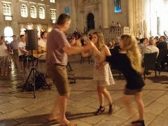 ドブロブニクの夜を踊り狂う人達