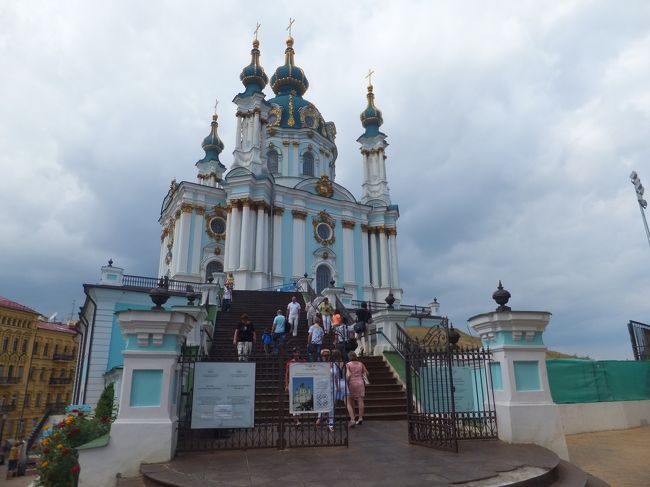 キジー島を中心に、ロシア・ウクライナ・ベラルーシ・ラトビア・リトアニア旅行の5ヵ国を訪問しました。旅程は、次のとおりです。7月20日(土)・12:00成田→17:10モスクワ【SU263便】・19:25モスクワ→20:45サンクトペテルブルク【SU026便】・宿泊: ホテル サンクトペテルブルク7月21日(日)・ノブゴロド観光(サンクトペテルブルクからバスで往復)・19:05サンクトペテルブルク発→翌06:40ペトロザボーツク着(列車番号658)・宿泊:車中7月22日(月)・11:00ペトロザボーツク→12:15キジ島(船)・キジ島観光・15:15キジ島→16:30ペトロザボーツク(船)・22:05ペトロザボーツク発→07:07サンクトペテルブルク着(列車番号657)・宿泊:車中泊7月23日(火)・サンクトペテルブルク観光・21:40サンクトペテルブルク(プルコボ空港)→22:00リガ【BT445便】・宿泊:リガ・タイガー・ホステル泊7月24日(水)・リガ観光・18:15リガ→22:15ビリニュス(バス)・宿泊:ビリニュス・Aホステル泊7月25日(木) ビリニュス観光・19:05ビリニュス→22:05ミンスク(16RJ列車)・宿泊:ミンスク・パスタヤーリツ・ホステル泊7月26日(木)・09:35ミンスク発→キエフ着10:40【B2-843】・キエフ観光・宿泊:キエフ・ドリーム・ホステル泊7月27日(金)・11:30キエフ→14:05モスクワ【SU1806便】・モスクワ観光・20:00モスクワ発→翌日10:30成田着【SU260便】7月28日(日)・10:30成田着【訪問した世界遺産】①サンクトペテルブルク歴史地区と関連建造物群(1990年)②キジー・ポゴスト(キジ島の木造教会建築)(1990年)③モスクワのクレムリンと赤の広場(1990)④ノヴゴロドと周辺の文化財(1992年)⑤ノヴォデヴィチ修道院の建造物群(2004年)⑥リガ旧市街⑦ビリニュス旧市街⑧キエフ:聖ソフィア大聖堂と関連する修道院建築物群、キエフ・ペチェールシク大修道