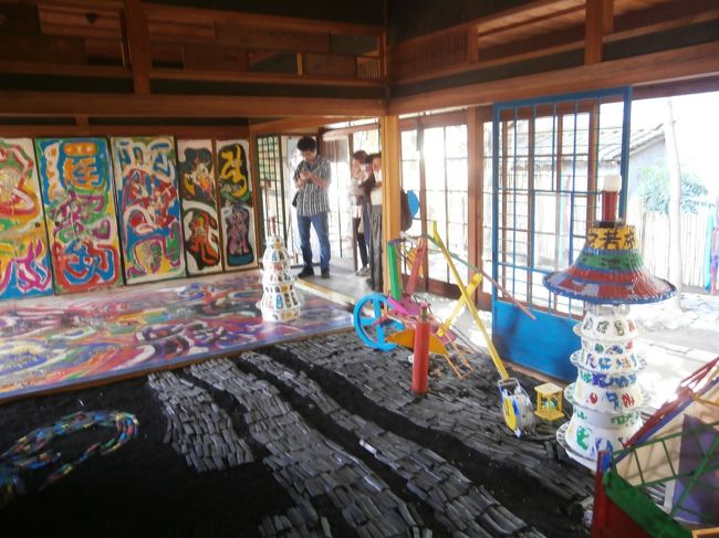 瀬戸内国際芸術祭の秋の部のみの開催の本島・高見島・粟島ですが、都合により１日しか時間が取れなかったので、３島弾丸ツアーを実施しました。<br />最初に訪ねたのは本島ですが、塩飽諸島の中でも大きな部類の島なのでレンタサイクルで回りました。<br />塩飽奉行所や歴史保存地区など歴史ある島に芸術が見事に溶け込んだという印象でした。