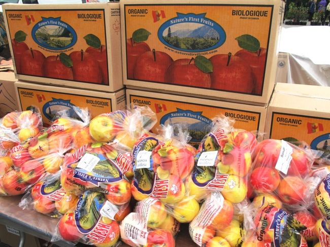ブリティッシュ・コロンビア大学（UBC）のりんご祭り（アップル・フェスティバル, Apple Festival）に行ってきました。<br /><br />2日間にわたって付属植物園で行われています。駐車場がどこもいっぱいなほど、大賑わいでした。<br /><br />展示コーナーでは、BC州で栽培されているりんごが展示されていました。りんごは古くから栽培されている果物だけあって、色も形も多種多彩ですね。<br /><br />販売コーナーでは、山積みのりんごが売られていました。地元の人はダンボールにいっぱい買っていました。<br /><br />■ ブリティッシュ・コロンビア大学（UBC） 訪問歴 ■<br />1回目） ベイティ生物多様性博物館<br />http://4travel.jp/travelogue/10812806<br />2回目） 人類学博物館<br />http://4travel.jp/travelogue/10815079<br />★3回目） りんご祭り<br />http://4travel.jp/travelogue/10823694<br />4回目） 植物園＆新渡戸庭園<br />http://4travel.jp/travelogue/10927300