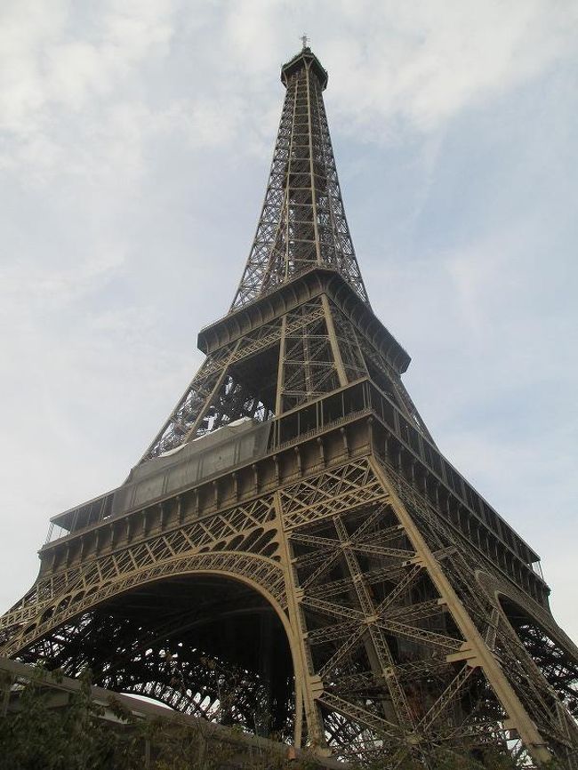 とある会議に参加するため、花の都、巴里へ。<br />週末にかかったので、パリ周辺の公共交通体験とプチ観光をしてきました。（もちろん自費で_W）<br /><br />【全日程】<br />●10/2(水)　ケンブリッジ→パリ　パリ泊<br />　10/3(木)　仕事　パリ泊<br />　10/4(金)　仕事　パリ泊<br />　10/5(土)　パリ市内を散策、パリ→ベルサイユ　ベルサイユ泊<br />　10/6(日)　ベルサイユ宮殿見学　ベルサイユ→パリ→ケンブリッジ<br />