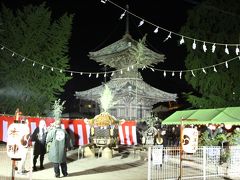 夕闇に浮かび上がる桃山時代の多宝塔と秋祭りのお神輿