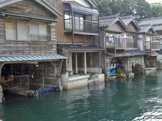 ちょうど５年前、天橋立温泉旅行記を載せてから５年が経ちました。<br />その時、天候不順のため伊根の舟屋観光を中止しました。<br />以来、伊根の舟屋が気にかかり、いつかは行ってみたいとず～と思っていました。<br />今回、連休を使って伊根中心の旅行を計画し、珍しく民宿も経験しました。<br /><br />伊根とは京都府与謝郡伊根町の事であり、丹後半島の伊根湾を囲むように舟屋群が立ち並ぶ漁村です。<br />船屋とは漁師の家であり、１階は船が出入りでき、２階は住居となっているのが多い。<br />そのため海面すれすれに家が建ち、緊張感漂う景色となっている。<br /><br />江戸時代から残っている舟屋を含め、現在伊根町で２３０余りの舟屋が確認されている。<br />漁村としては珍しい国の重要伝統的建造群保存地区に指定されている。<br />映画、テレビのロケ地や観光地として人気の町であるが実際は高齢化、過疎化が進んでいる。<br /><br />伊根の船屋・民宿に泊まり、１泊２日で観光してきました。<br /><br />１０月１３日<br />岡山から早朝新幹線で京都へ。<br />山陰線特急はしだて１号京都９：２５発～天橋立１１：２２着<br />レンタサイクルで天橋立を渡り、傘松公園に昇り、天橋立観光を済ませ、<br />傘松公園下から１３：４５丹後海陸交通のバスにて伊根へ。<br />バスは伊根に１４：３０着。<br />１５：００より伊根の観光ガイドさんと舟屋巡りしながら説明してもらい、１６：３０からは舟で海上から伊根湾を説明してもらいました。<br />１７時に今夜宿泊の民宿・大平荘にチェックイン。<br /><br />１０月１４日<br />朝食後、伊根の桟橋で小アジの魚釣り。<br />１０時にチェックアウトした後、無料レンタサイクルで伊根の散策。<br />１２：３２のバスで天橋立まで帰り、<br />１５：０１天橋立発の特急はしだて６号で京都へ。<br />その後新幹線で岡山まで帰りました。<br /><br />心を洗われる素敵な伊根浦湾、舟屋の旅でした。<br />