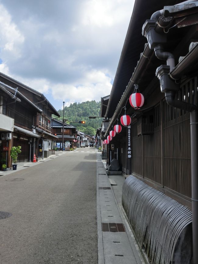 岩村町の岩村本通りは、平成10年4月に商家の町並みとして、岐阜県で3番目、全国では48番目に国（文化庁）の重要伝統的建造物群保存地区に選定されました。 <br />岩村は江戸時代に東濃地方の政治・経済・文化の中心として栄えた城下町で、保存地区は城下町の町家地区として形成された町の形態と近代の発展課程を伝える町家群が周辺の環境と一体となった東濃地方の商家町として、特色ある歴史的景観を良好に伝えています。現在も、保存地区内では地元の商店街として商いが営まれており、人の息遣いが感じられる生活感のある町並みが来訪者を穏やかな空気で包んでくれます。 <br />保存地区内には、木村邸・土佐屋・勝川家・柴田家・上町まちなか交流館といった旧家が一般公開（一部施設は有料）されており、当時の面影に触れることができます。 <br /><br />いわむらピックアップより<br /><br /><br />って事で、明知鉄道のワンマン電車は江ノ電の山版みたいでした。播但線もワンマンだったから混同してそうでヤバい… <br /><br />ワンマンカーは運転席の横（後ろじゃないの）に立ち、前見てるの楽しいよね。 <br />んで岩沼到着は恵那から３０分の１１時。 <br />此処から岩村城跡までは中仙道の岩村宿を抜けて約４０分の登りです。勿論せっかくの宿場町だから、途中の商家（ギャラリーとして無料開放している）などに立ち寄りながら、ゆっくり進みました。 <br /><br /><br />