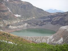 蔵王「お釜」の色はエメラルドグリーン　やっと登った「山寺」への石段1015段　