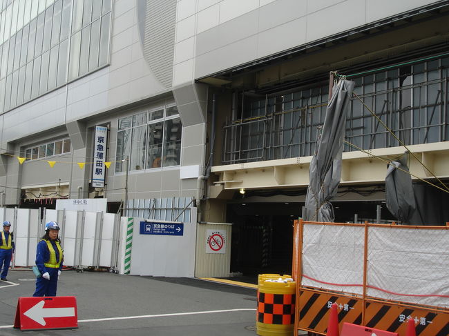 京急蒲田駅周辺では、京浜急行電鉄連続立体交差化を機会に再開発が進行中です。<br />再開発事業と関連橋梁工事を見てきました。<br /><br />写真：京急蒲田駅<br /><br /><br />*橋梁工事の写真は公道から撮影したものです<br />