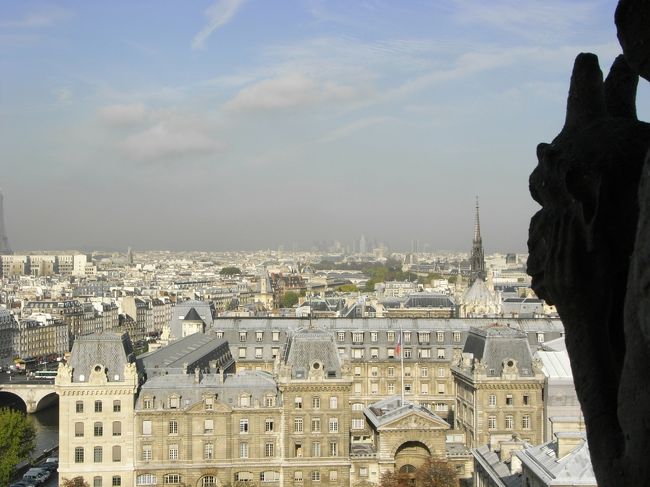 ついにフランス旅行も最終日。パリのホテルの朝食チケットは時間指定だったのですが、この日は8:30になっていました。夕方のホテル再集合の時間まで最後のフリータイムだったので、時間が惜しくて朝食はパスして観光に出掛けることに。前日、添乗員さんから「ホテル横の道を真直ぐ進んだら5分も掛かからない所にメトロの駅がある」と聞いていたので、そのつもりで歩いていたんですが、一向にメトロも入口が見えて来ません。しかもこんな時に限って歩いている人も少なくて、お散歩中？のおばあちゃんにつたない英語で駅の場所を尋ねるも通じず。つい片言フランス語で尋ねてしまいましたが、付け焼刃のフランス語、片言で話すことはできても、聞き取りはほぼ無理。これまではouiとnonで答えて貰える事以外は極力聞かないようにしてました。<br />なので、とっても親切に教えてくれた(と思う)のに、ほとんど理解できず。とりあえず、身振りで｢もっと向こう｣ということは分かったのでお礼を言って、しばらく歩いているとやっと駅の入口が。おばあちゃんとのやり取りもあったので結局ホテルから15分以上かかっての到着でした。