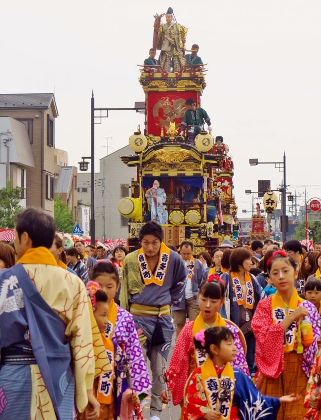 川越氷川祭（ひかわまつり）は、毎年10月第3日曜日とその前日の土曜日に行われる埼玉県川越市の川越氷川神社の祭礼で、一般には川越まつりと呼ばれている。 360年以上にわたり連綿と続いてきた祭事で、国の重要無形民俗文化財に指定されている。<br /><br />川越まつりの特徴として、氷川神社の神幸祭の付け祭りが発展したものが現在の川越まつりであり、関東では数少ない山車のお祭りである。現在、神田祭や三社祭などに見られる神輿のお祭りではない。山車の曳き回しと山車の舞台上での囃子の演奏がされる。また、山車の曳き回しにおいては、他の山車祭に見られるような順路が決まった「巡行」ではなく、各町内が独自に山車を曳き回している。<br /><br />川越市が公表する「川越まつり参加の山車」は29本存在し、他にも市街地への距離などの事情により中心地へ曳き入れないながらも、併催行事としてまつりに合わせて山車や屋台を曳き回す町内もある。町内の象徴であり神が天降る座である山車のほとんどは三層、人形上下、枠上下型の江戸型（江戸系川越型）で、車輪は四ツ車と三ツ車である。二重鉾の最上部には山車ごとに異なったご神体である人形を飾りつけ、人形の名前が山車の名前にもなって呼ばれることが多い。<br /><br />人形は神話、民話、能、雅楽、徳川幕府と川越藩にちなんだ人物などから題材が選ばれている。明治以前に作られた人形には仲秀英、原舟月などの江戸の名工の作品が多く残る。また、祭の発展とともに多くの山車が廻り舞台を採用するようになり、山車の舞台から上が３６０度回転させる事ができるのも特徴である。<br /><br />現在でも仲町の山車に乗るのは中台囃子連、志多町は府川囃子連などの旧町内と郊外の町の囃子連という形も残っている。曲目は「屋台」「四丁目」「ニンバ」「鎌倉」などいわゆる屋台囃子であり、笛１・大太鼓１・小太鼓２・鉦１の五人囃子に「天狐」「おかめ」「ひょっとこ（もどき）」「獅子」など所作が付く。<br />（フリー百科事典『ウィキペディア（Wikipedia）』より引用）<br />　<br />川越まつり については・・<br />http://www.kawagoematsuri.jp/index.html<br /><br />川越氷川神社　については・・<br />http://www.kawagoehikawa.jp/<br /><br />藤原 秀郷（ふじわら の ひでさと）は、平安時代中期の貴族・武将。下野大掾藤原村雄の子。<br />室町時代に「俵藤太絵巻」が完成し、近江三上山の百足退治の伝説で有名。もとは下野掾であったが、平将門追討の功により従四位下に昇り、下野・武蔵二ヶ国の国司と鎮守府将軍に叙せられ、勢力を拡大。死後、贈正二位を追贈された。源氏・平氏と並ぶ武家の棟梁として多くの家系を輩出したが、仮冒の家系も多い。<br />（フリー百科事典『ウィキペディア（Wikipedia）』より引用）<br />