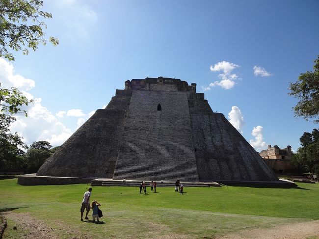 新婚旅行でメキシコへのツアーに参加しました。<br />遺跡と海が見られるツアーに行きたくて選びました。<br />お決まりのピラミッド登り。結構しんどかったけど<br />上から見る遺跡の風景は、ここでしか味わえないものが。<br />カンクンの時間がもう少しあったら最高。<br />サボテンが意外と美味しい！(*´∀｀*)。<br /><br /><br />【1日目】　<br />　　成田発アエロメヒコでメキシコシティーへ出発<br />　　　国立人類博物館観光<br /><br />【2日目】　<br />　　メキシコ国立自治大学<br />　　プエブラ<br />　　　サント・ドミンゴ教会、タラベラ焼き工房<br />　　　パリアン市場、プエブラ大聖堂<br />　　ウェホツィンゴフランシスコ会の修道院<br /><br />【3日目】<br />　　メキシコシティー市内<br />　　　メトロポリタン大聖堂、グアダルーペ寺院<br />　　デオティワカン<br />　　空路でメリダへ<br /><br />【4日目】<br />　　マヤバン遺跡<br />　　カバー遺跡<br />　　ウシュマル遺跡<br /><br />【5日目】<br />　　メリダ市内観光<br />　　チチェン・イッツァー<br />　　セノーテ<br />　　エク・バラム遺跡<br />　　カンクンへバスで移動<br /><br />【6日目】<br />　　トゥルム遺跡<br />　　カンクン発メキシコシティーで乗換。<br />　　メキシコシティー発ティファナ経由、成田。<br />　　　　　<br />