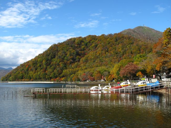 年末のANAマイル失効を目前に、広島から飛ぶとして、東京・沖縄・北海道の三択で3日間のツアーを検討しました。<br />東京は、日光といろは坂の紅葉も魅力的ではあったのですが、東照宮の陽明門が改修工事のため、観れないことが解かり、「行きたい指数」がダウンしてしまい、沖縄か北海道に絞りました。<br />最終的に、台風リスクの少ない北海道で決まり、運良く、接近していた台風27号の影響が最も少ない所で過ごす事が出来ました。<br /><br />2年振り、2度目の北海道でしたが、秋は初めてでしたので、山の木々の紅葉が素晴らしく、感動の連続でした。<br />食事も美味しいモノばかりで、大満足の3日間となりました。<br /><br />まずは初日、千歳空港よりレンタカーで支笏湖⇒登別温泉のコースです。<br />前日は夜勤だったので睡眠不足状態は否めず、走行距離は最小限にしての行程です。