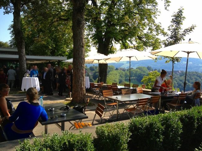 スイス・ベルンの旧市街を望む、バラ公園のレストランからの眺めとお昼のお料理をご紹介します!<br /><br />http://ameblo.jp/swissjoho/entry-11604335726.html