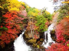 ＜五街道ウォーク･日光街道番外編・１＞紅葉の奥日光　真っ赤に染まる「竜頭ノ滝」