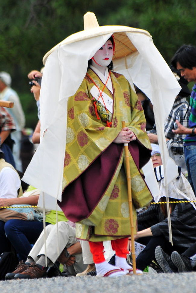 2013京都時代祭の後半は<br />京都御所でおよそ2時間撮り<br />急いで、帰る地下鉄東山近く（三条京阪付近）で撮って<br />京都の旅でした。京都を後にしました。<br /><br /><br />時代祭は明治28年（1895）、<br />平安遷都1100年を記念して平安神宮が創建から<br />祇園祭、葵祭とともに京都三大祭のフィナーレを飾る<br />古都の秋・京都を彩る「時代祭」が22日、京都市内で行われた。<br />今年で109回目。<br /><br />全長約２キロの祭列が、<br />行列の先頭から最後まで見学すると、約2時間！<br />華麗な歴史絵巻を繰り広げた。<br /><br />■「時代祭」（前半）<br />http://4travel.jp/traveler/isazi/album/10825201/<br />■「時代祭」（後半）<br />http://4travel.jp/traveler/isazi/album/10825351/