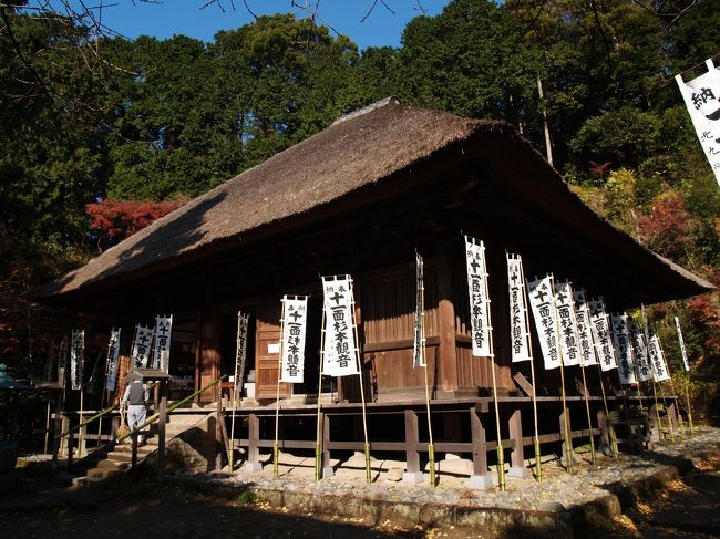 鎌倉には三十三観音霊場があり、今でも鎌倉三十三観音霊場巡りをしている老夫婦などに良く出合う。<br /> 鎌倉三十三観音霊場は大正から昭和初期にかけて新たに設定された観音霊場である。それまでは江戸時代に成立した鎌倉郡三十三箇所があったが、鎌倉郡全域を対象とした「鎌倉郡三十三箇所」に対し、合併して鎌倉市になる以前の旧鎌倉町内の寺に限定して霊場を新たに選別したものである。また、鎌倉郡三十三箇所には明治初年の廃仏毀釈により廃寺となったり、町の外に移転してしまった寺もある事から、鎌倉三十三観音霊場と江戸時代からの鎌倉郡三十三箇所では高々6箇所の霊場(壽福寺、 海蔵寺(向陽庵)、来迎寺(法花堂)、建長寺(千手堂)、東慶寺、円覚寺佛日庵)しか重複してはいない。したがって、新たに加えられた27箇所の霊場が中心となる全く新しい三十三観音霊場巡りである。<br /> 比較的狭い区域に分布しているが、北鎌倉の寺院があり、源頼朝の時代の鎌倉中よりは多少広い感じかも知れない。したがって、1日か2日の短期間で巡礼を行えるメリットがある。<br /> <br /> 鎌倉三十三観音霊場の一覧<br />No. 山号 寺号 観世音菩薩名 宗派 所在地 <br />1 大蔵山 杉本寺 十一面観世音菩薩 天台宗 鎌倉市二階堂 <br />2 金龍山 宝戒寺 准胝観世音菩薩 天台宗 鎌倉市小町3<br />3 祇園山 安養院 千手観世音菩薩 浄土宗 鎌倉市大町3<br />4 海光山 長谷寺 十一面観世音菩薩 単立 鎌倉市長谷3<br />5 満光山 来迎寺 如意輪観世音菩薩 時宗 鎌倉市西御門1<br />6 錦屏山 瑞泉寺 千手観世音菩薩 臨済宗円覚寺派 鎌倉市二階堂 <br />7 岩蔵山 光触寺 聖観世音菩薩 時宗 鎌倉市十二所 <br />8 飯盛山 明王院 十一面観世音菩薩 真言宗御室派 鎌倉市十二所 <br />9 稲荷山 浄妙寺 聖観世音菩薩 臨済宗建長寺派 鎌倉市浄明寺3<br />10 功臣山 報国寺 聖観世音菩薩 臨済宗建長寺派 鎌倉市浄明寺2<br />11 帰命山 延命寺 聖観世音菩薩 浄土宗 鎌倉市材木座1<br />12 中座山 教恩寺 聖観世音菩薩 時宗 鎌倉市大町1<br />13 稲荷山 別願寺 魚籃観世音菩薩 時宗 鎌倉市大町1<br />14 随我山 来迎寺 聖観世音菩薩 時宗 鎌倉市材木座2<br />15 円龍山 向福寺 聖観世音菩薩 時宗 鎌倉市材木座3<br />16 内裏山 九品寺 聖観世音菩薩 浄土宗 鎌倉市材木座5<br />17 南向山 補陀洛寺 十一面観世音菩薩 真言宗大覚寺派 鎌倉市材木座6<br />18 天照山 光明寺 如意輪観世音菩薩 浄土宗 鎌倉市材木座6<br />19 天照山 蓮乗院 十一面観世音菩薩 浄土宗 鎌倉市材木座6<br />20 天照山 千手院 千手観世音菩薩 浄土宗 鎌倉市材木座6<br />21 普明山 成就院 聖観世音菩薩 真言宗大覚寺派 鎌倉市極楽寺1<br />22 霊鷲山 極楽寺 如意輪観世音菩薩 真言律宗 鎌倉市極楽寺3<br />23 大異山 高徳院 聖観世音菩薩 浄土宗 鎌倉市長谷4<br />24 亀谷山 壽福寺 十一面観世音菩薩 臨済宗建長寺派 鎌倉市扇ガ谷1<br />25 泉谷山 浄光明寺 千手観世音菩薩 真言宗泉涌寺派 鎌倉市扇ガ谷2<br />26 扇谷山 海蔵寺 十一面観世音菩薩 臨済宗建長寺派 鎌倉市扇ガ谷4<br />27 若昇山 妙高院 聖観世音菩薩 臨済宗建長寺派 鎌倉市山ノ内 <br />28 巨福山 建長寺 千手観世音菩薩 臨済宗建長寺派 鎌倉市山ノ内 <br />29 蓮菜山 龍峰院 聖観世音菩薩 臨済宗建長寺派 鎌倉市山ノ内 <br />30 福源山 明月院 如意輪観世音菩薩 臨済宗建長寺派 鎌倉市山ノ内 <br />31 金宝山 浄智寺 聖観世音菩薩 臨済宗円覚寺派 鎌倉市山ノ内 <br />32 松岡山 東慶寺 聖観世音菩薩 臨済宗円覚寺派 鎌倉市山ノ内 <br />33 円覚寺 佛仏日庵 十一面観世音菩薩 臨済宗円覚寺派 鎌倉市山ノ内<br />(表紙写真は鎌倉三十三観音霊場巡り1番札所の杉本寺)
