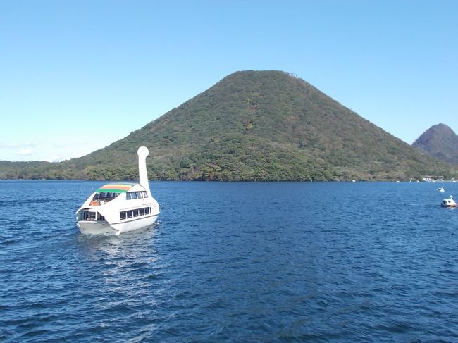 秋の気配を感じるすすき、色づき始めたもみじ、榛名富士からの展望（小さく富士山も）、綺麗な榛名湖、すがすがしい気持ちの良いハイキングでした。　　　<br /><br />伊香保石段街早朝散歩→バスで榛名湖へ→晴天の榛名富士→榛名湖一周散歩→ススキの中をゆうすげの道→スルス峠−ヤセオネ峠→バスで伊香保温泉に−黄金の湯で足の疲れを癒し→バスで渋川へ　　　<br /><br />最後に伊香保に戻り黄金の湯にゆっくり浸かり、ちょっとハードなスケジュールで強張った足の疲れを癒し、初めての榛名山ハイキングを終わりました。<br /><br />ｃｆ．榛名山は、最高峰の掃部（かもん）ヶ岳（1449ｍ）、烏帽子岳、天目山などの外輪山　　<br />中央火口丘の榛名富士（1390ｍ）、蛇ヶ岳、さらに、相馬山、水沢山、二ツ岳などの寄生火山　<br />榛名湖、沼ヶ原などのカルデラ部から構成されている。<br />