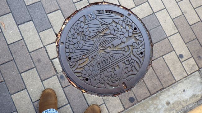 12〜15Oct<br /><br />昼便のエアアジア、クアラルンプールトランジットで関空へ。<br /><br />バスに乗って北梅田のホテルに着いたのが1時過ぎ。<br /><br />翌13日と14日は京都烏丸御池のホテルにチェックイン、宇治木幡の兄貴を見舞う。<br /><br /><br /><br />☆写真は我が青春、かっぱ横丁近くのマンホールw