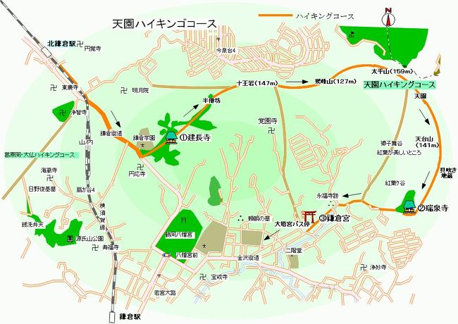 　東京に住んでいると、鎌倉や江の島方面へはよく訪れるチャンスがある。<br />　最近では武蔵野線が週末には鎌倉行を出しており、それを利用するのも便利だ。私はどこへ行くのにも車で出かけるが、鎌倉方面へは駐車場が少なく１６号線横浜バイパスが大和陸橋あたりからいつも大渋滞で敵わない。<br />　今回久しぶりに鶴岡八幡宮を訪れる機会を得た。鶴岡八幡宮の境内には湧水が出ており、確か飲めたはずである。友人と話をしている折に名水の話が出て南信州には平成の名水があちこちにあるという話になった。その時私は鶴岡八幡宮を思い出し、長野県まで行かなくても湧水なら鎌倉で取れるよ、と言ったことから鎌倉に出かける羽目になった。<br />　ところが、現地についてどこを探してもそんな場所は見つからない。考えてみたら湧水のあったという話はもう３０年も前のこと。最近はそんなことをすっかり忘れていたから境内の造成の際に地下水路に変えてしまったっらしい。どうやら鎌倉山の湧水はもはや水質が悪くなってしまったのだろうか。<br />　鎌倉はいつ訪れても良い。今の時期は建長寺から天園ハイキングコースを散策するのがお薦めだ。そろそろ紅葉の見ごろになっていることだろう。北鎌倉駅を降りて円覚寺から登るのも良し、鎌倉駅下車で八幡宮を通り建長寺から上がるのも良い。また、京浜急行金沢八景駅を降りてそこから歩くのも良い。鎌倉はゆっくり訪れるのが良く、できれば１泊２日をするのをお薦めしたい。なお時間があれば精進料理店「鉢の木」をお薦めしたい。ここでは予約が必要だが、コース料理（６０００円〜）だと出されてくる料理に万葉歌を添えてのうんちくを聞きながら懐石料理を楽しむことができる。また来週頃行きたいと思っています。
