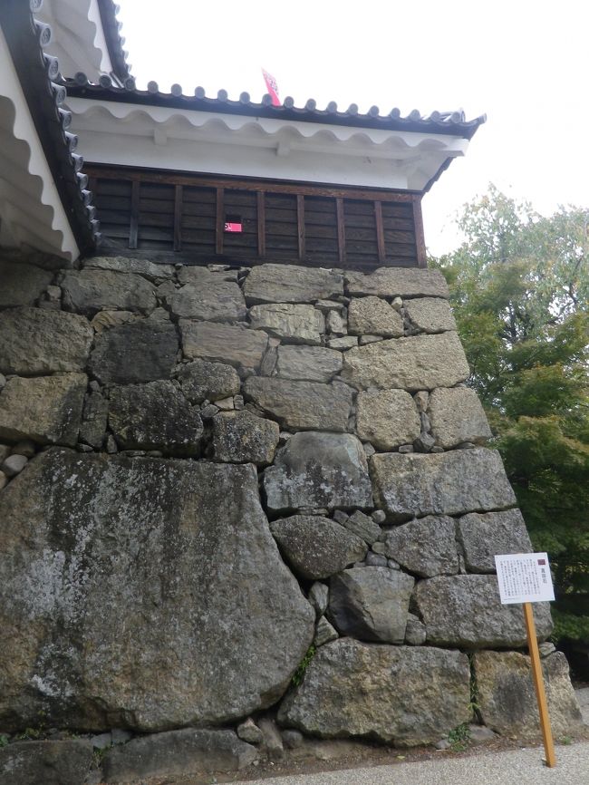 信州上田の上田盆地のほぼ中央にある上田城跡を春(5月12日）以来今年2度目の散策をしました。<br /><br />上田城は天正11年(1583）、真田昌幸によって築かれた平城、現在は整備された城跡公園として、市民・観光客に利用されています、桜の見所として時期には、ツアーも多く訪れています、公園内には上田市立博物館や山本鼎記念館、市民会館があります。<br /><br />今回も昼食で、城跡公園入口にある、上田市観光会館内のそば処「千本桜」で十割そばを食べました。