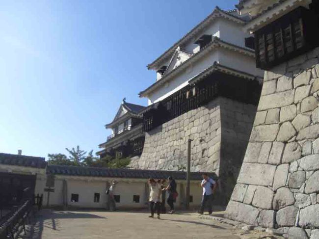 松山や秋より高き天主閣　　子規