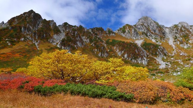 紅葉の“旬”を求めて、中央アルプス・駒ケ岳と千畳敷カールを、撮影を兼ねて散策をした。<br />紅葉真っ盛りの千畳敷は、スケール感もある絶景を楽しめた。<br />(撮影後一年後の投稿ですが、自身の記録を残す目的を兼ねての投稿なのでご容赦下さい。)